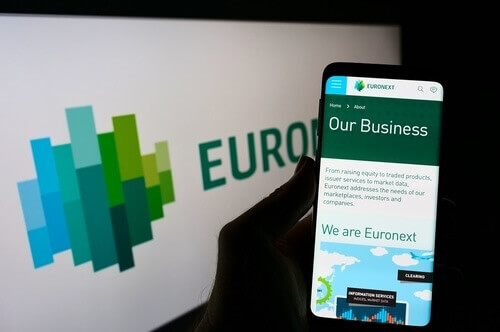 L'action Euronext frôle sa bande de Bollinger haute à 144,10 euros en plein repli du CAC 40