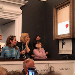 5bb8a8982e2e8.png Une œuvre du street-artiste Banksy s'auto-détruit après avoir été vendue 1,2 million d'euros aux enchères