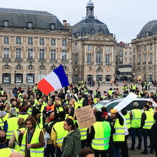 5c38a2d83623b.png Retraits bancaires massifs : les Gilets Jaunes peuvent-ils inquiéter les banques ?