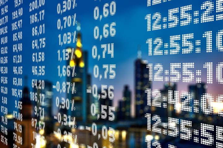 Le CAC 40 clôture en hausse, LVHM plonge, Trump se détend sur l'automobile