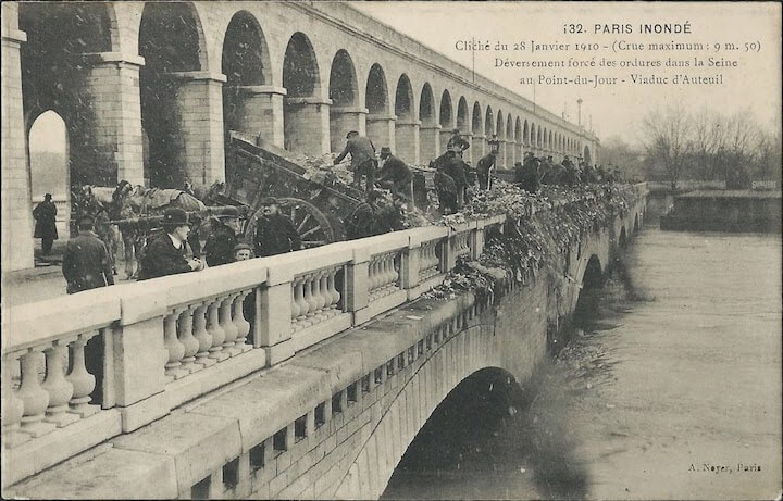 Déversement des ordures dans la Seine depuis le pont d'Auteuil, 28 janvier 1910