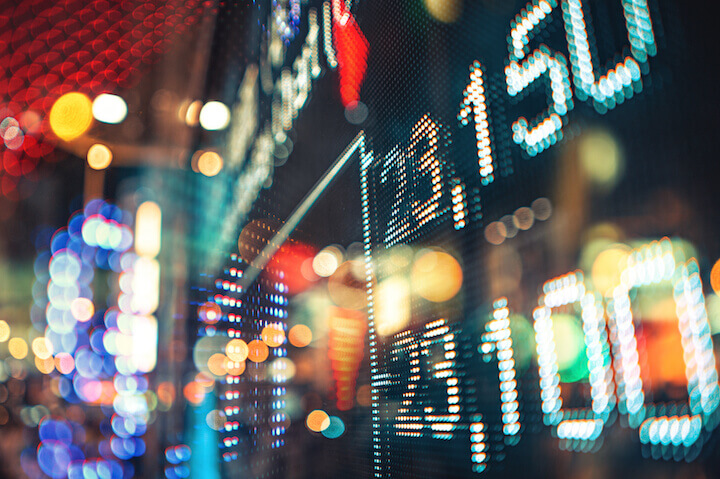 Le CAC 40 progresse à la mi-journée, soutenu par la dynamique des valeurs industrielles et technologiques 