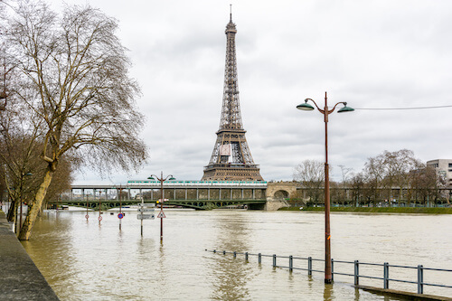 Paris sous les eaux : combien coûterait une grande crue de la Seine?