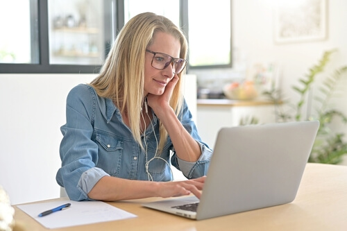 Formation en ligne à « l'indépendance financière » : faut-il se lancer ?