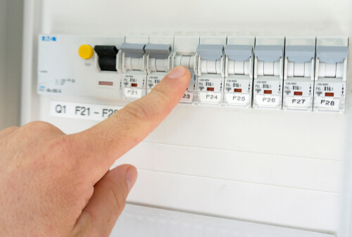 Location : l'électricité de votre logement nécessite-t-elle une mise aux normes ?